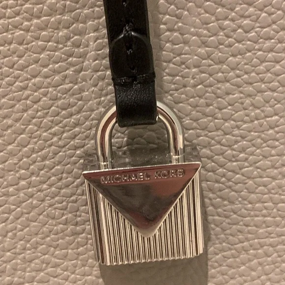 Michael Kors satchel/crossbody gray with black handles and white accordion sides - Picture 7 of 9